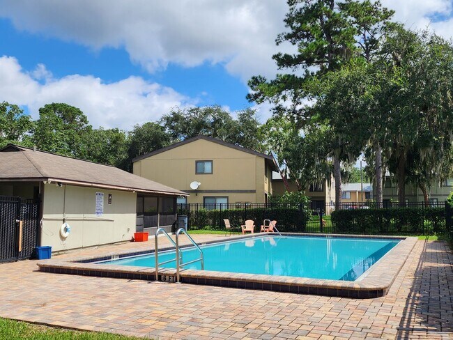 Building Photo - FOR RENT 2 bed 2.5 bath townhome