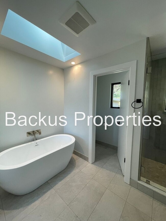 Building Photo - Wonderful three bedroom home with great views