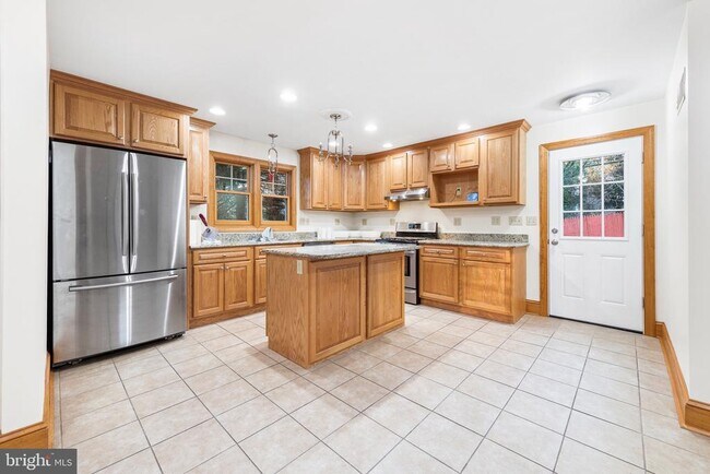 Building Photo - 901 Academy Ln