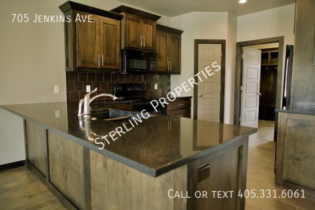 Building Photo - 705 S Jenkins Ave