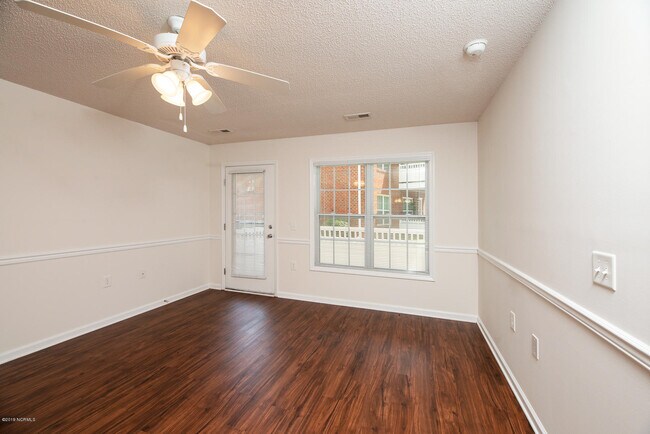 Building Photo - 2833 Holly Glen Dr