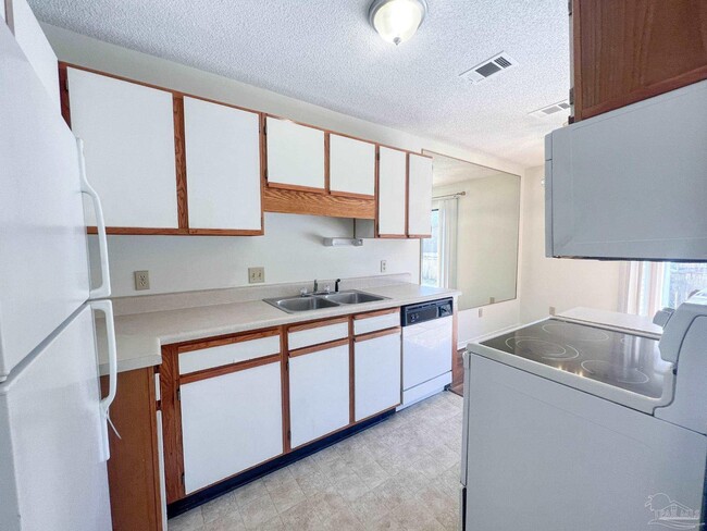 Building Photo - 4456 Bellview Ave