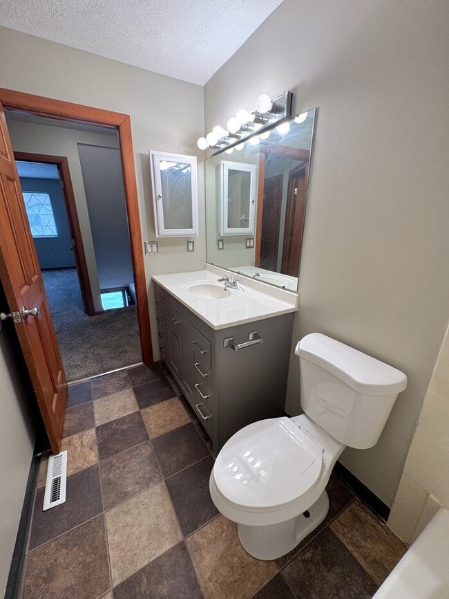 Building Photo - 3090 Highcliff Ct
