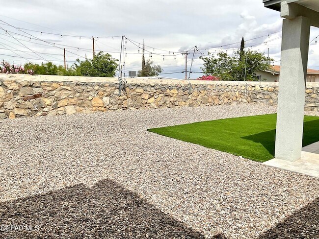 Building Photo - 8919 Eclipse St