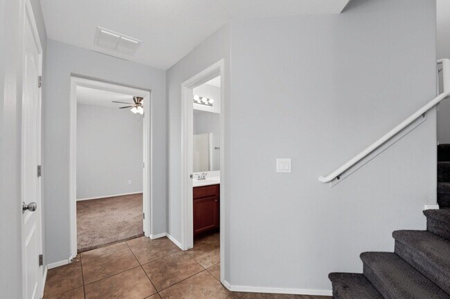 Building Photo - 2220 S Ponderosa Dr