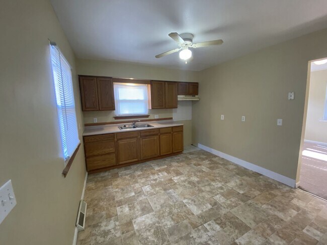 Building Photo - 2 Bedroom House - South Side