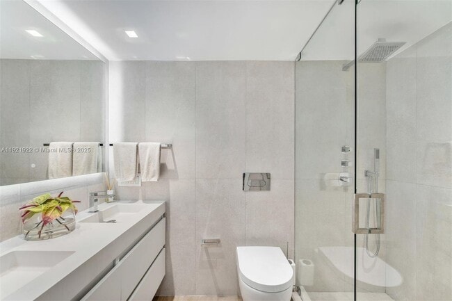 Building Photo - 2301 Collins Ave