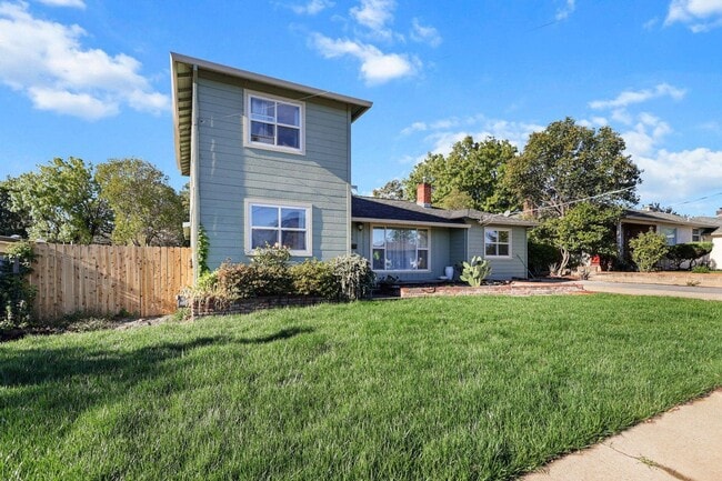 Building Photo - Large Family Home