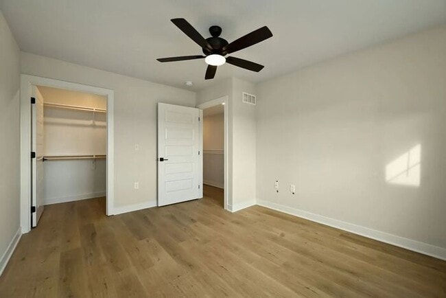 Building Photo - Move into Oak Ridge Falls Townhomes - Ask about our August Special!