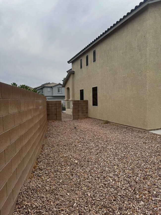 Building Photo - Must see 4 bedroom 2.5 baths home with NEW...