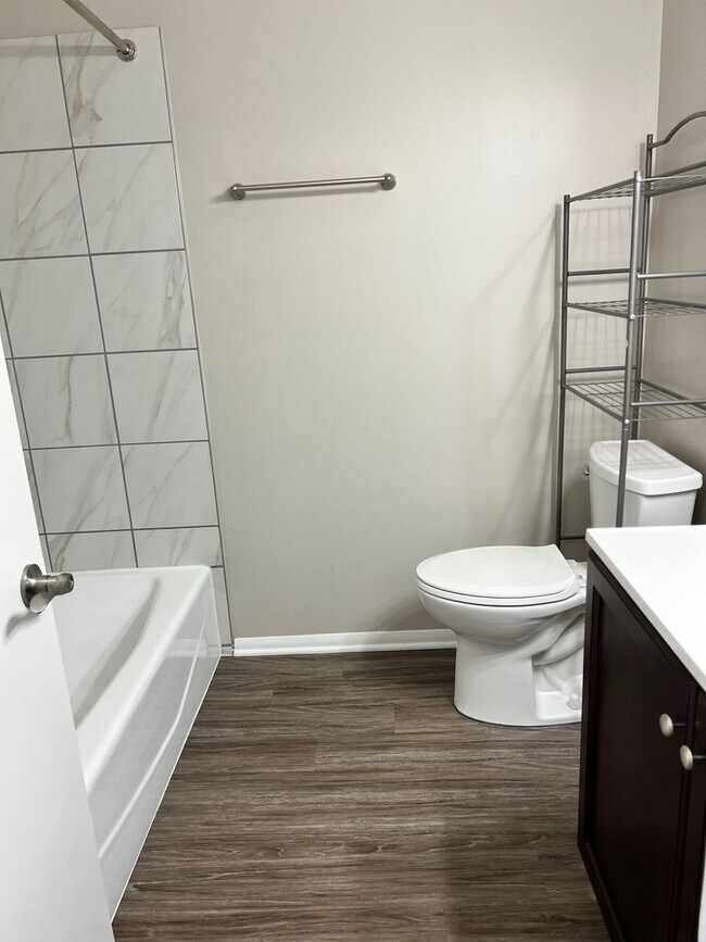 Building Photo - Charming Two-Bedroom Two Bathroom Apartment in Prime Chesterton Location!