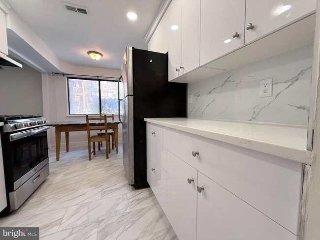 Building Photo - 513 Edison Glen Terrace