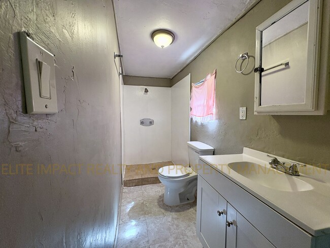 Building Photo - 425 W Columbia St