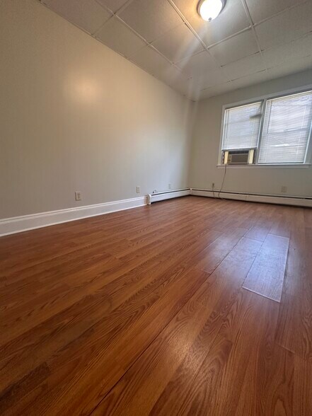 Building Photo - 32 E 47th St