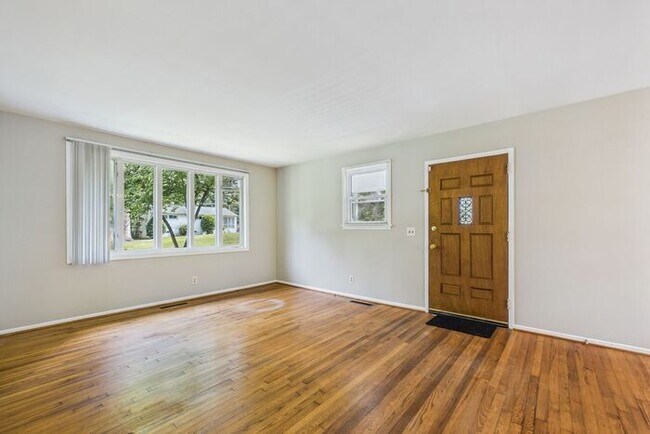 Building Photo - NW Brick Home in the Desirable Guilford Hi...