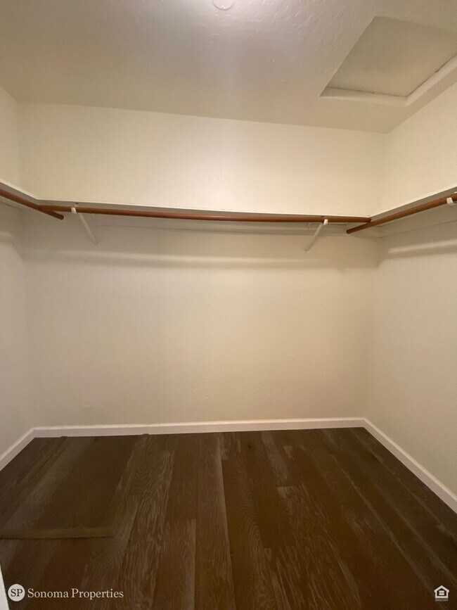 Building Photo - 3bd/2ba Single-Level Home - Close to Downt...