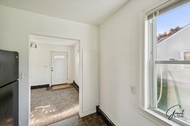 Building Photo - $1050month - 2 Bed 1 Bath in Roseville