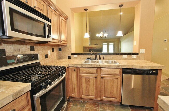 Building Photo - Immaculate Single-Level Townhouse