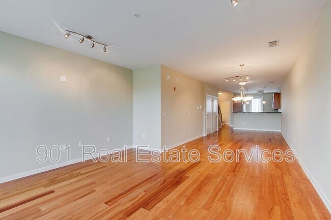 Building Photo - 380 Island Dr
