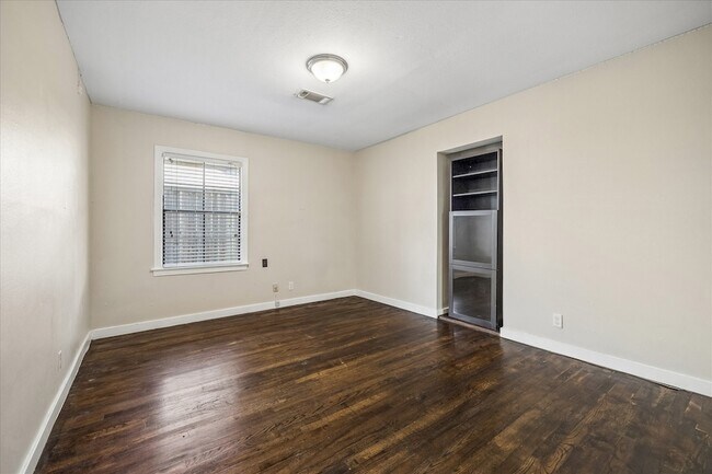 Building Photo - 6621 Westview Dr