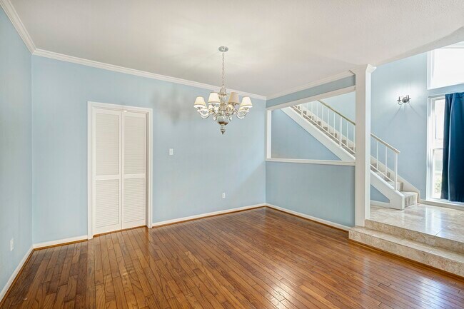 Building Photo - 5816 Lynbrook Dr