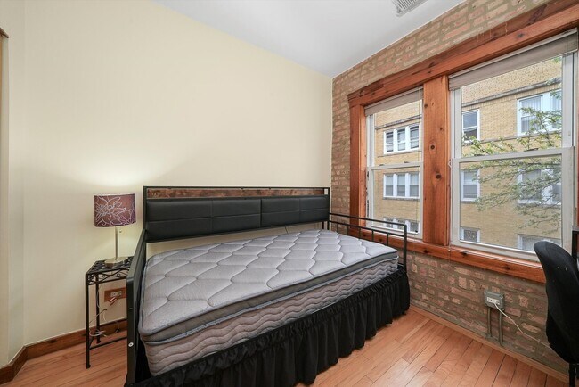 Building Photo - 1338.5 W Estes Ave