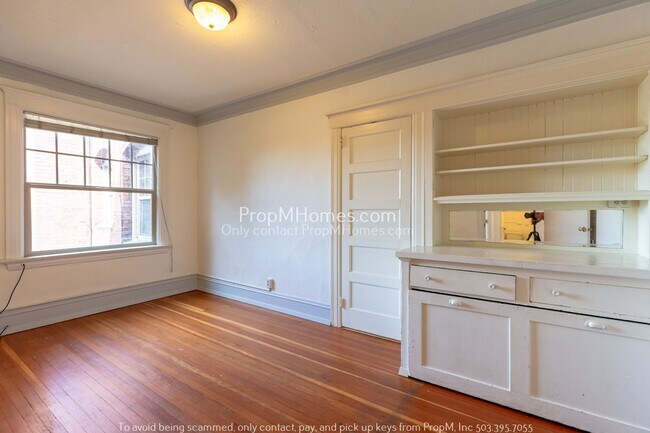 Building Photo - Live in the Heart of NW Portland! With Fre...