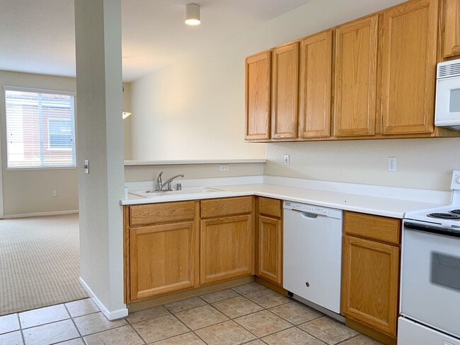 Building Photo - Lovely Bright and Spacious Two Bedroom Tri-Level Condo