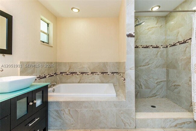 Building Photo - 1529 Bayview Dr