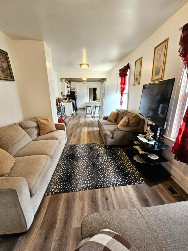 Building Photo - 454 S Des Plaines St