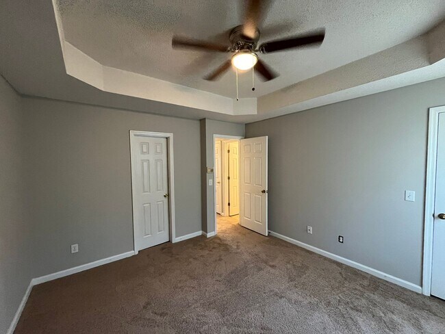 Building Photo - Off Hunter Rd! New Flooring and New Paint