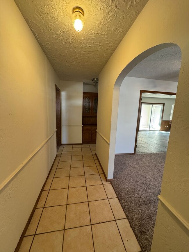 Building Photo - 3 bed, 2 bath, 2 car with 2 extra living s...