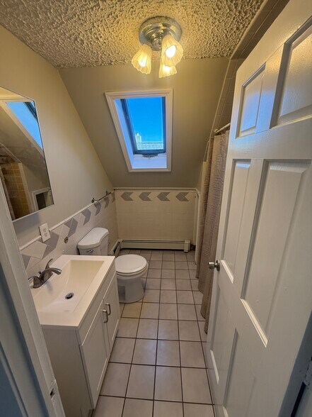 Building Photo - 569 Main St