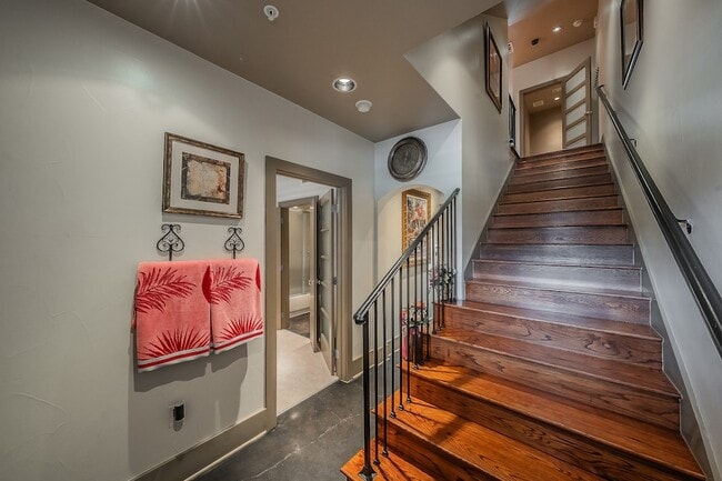 Building Photo - 6350 Oriole Dr