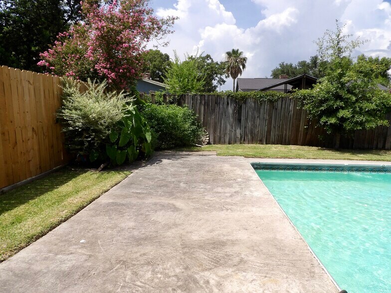 Building Photo - 13711 Oleoke Ln