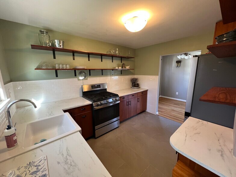 Building Photo - 140 Cree Dr