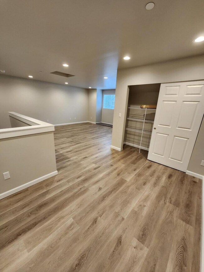 Building Photo - "Stunning 3-Bedroom Townhouse with attache...