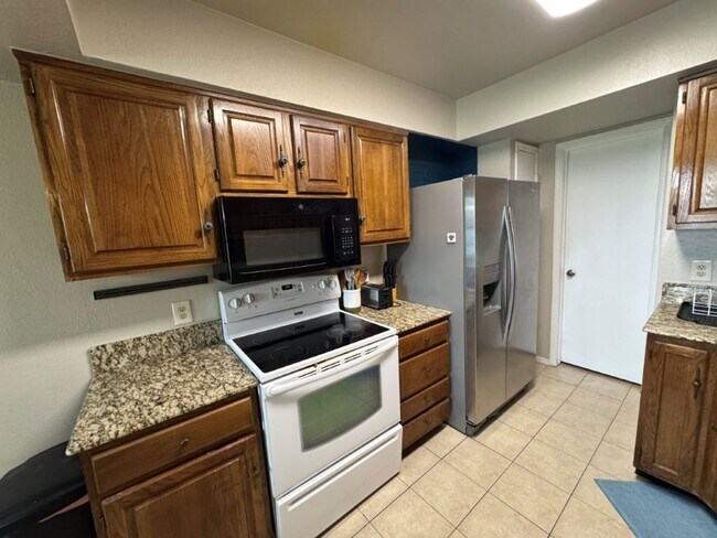 Building Photo - 3-bedroom Condo in Quail Springs area, fully furnished! You only pay Electric and Internet!
