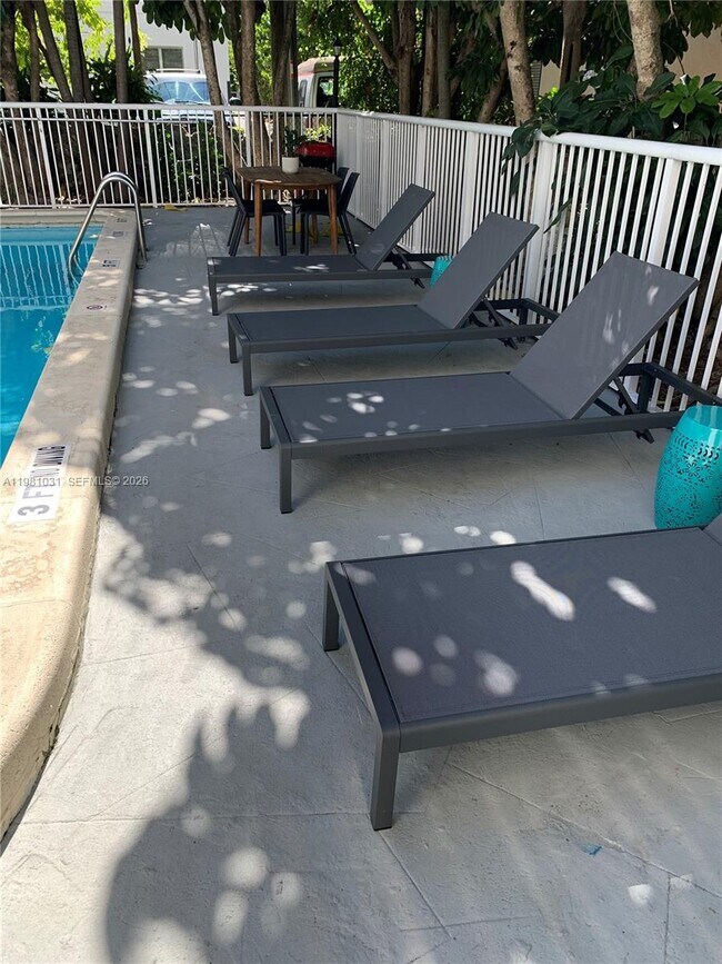 Building Photo - 130 Mendoza Ave