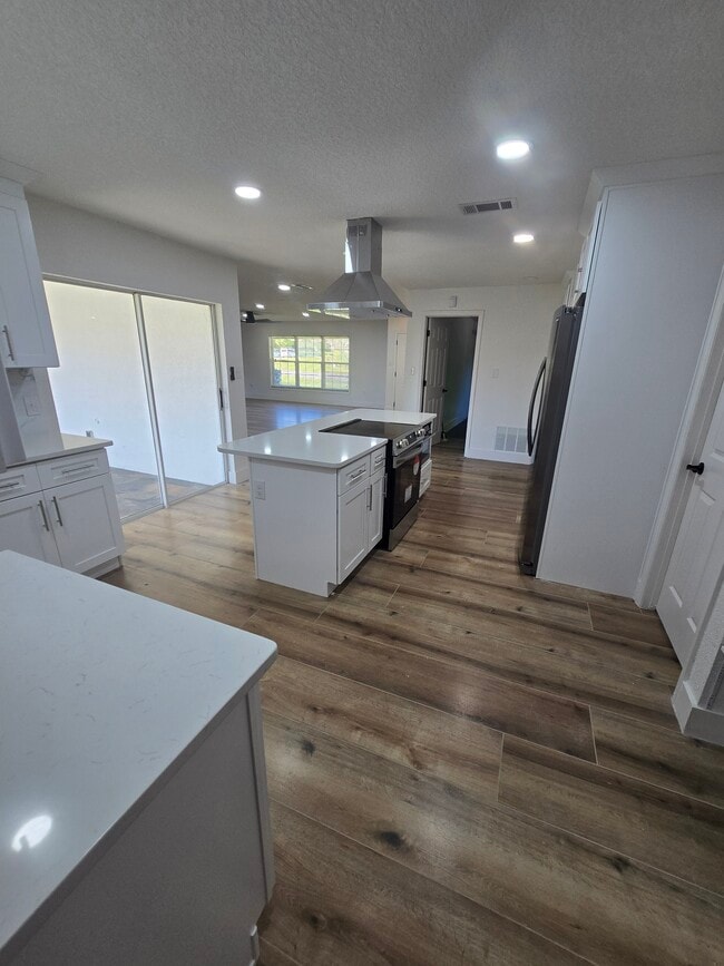 Building Photo - 383 Floral Dr