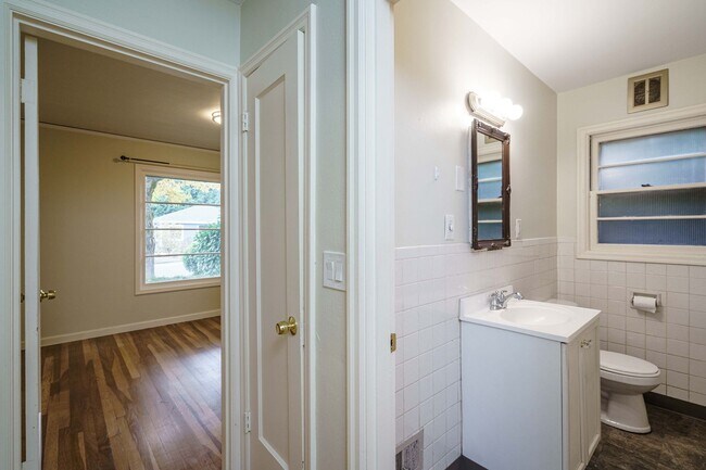 Building Photo - PET FRIENDLY Super Cute Craftsman Home 3 bedroom 1 Bath with Basement