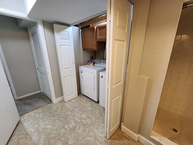 Building Photo - 2 bedroom westside - Rockrimmon