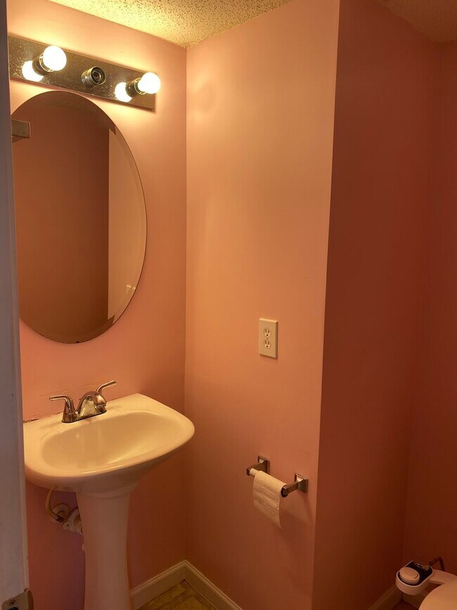 Building Photo - Beautiful 4 Bedroom