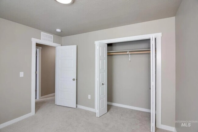 Building Photo - 336 S Calf Crk Ave