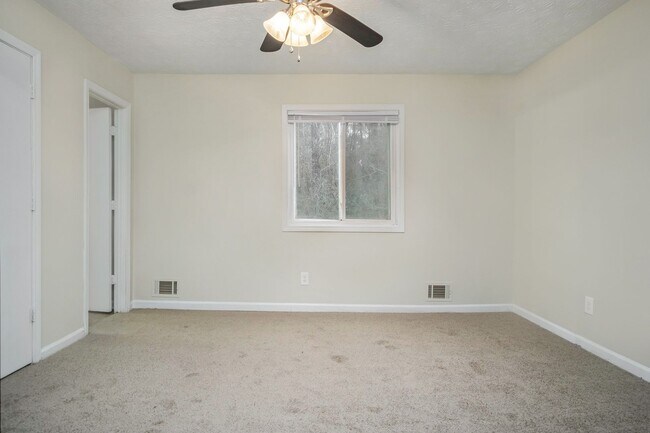 Building Photo - 3 Bedroom 2 Bathroom House