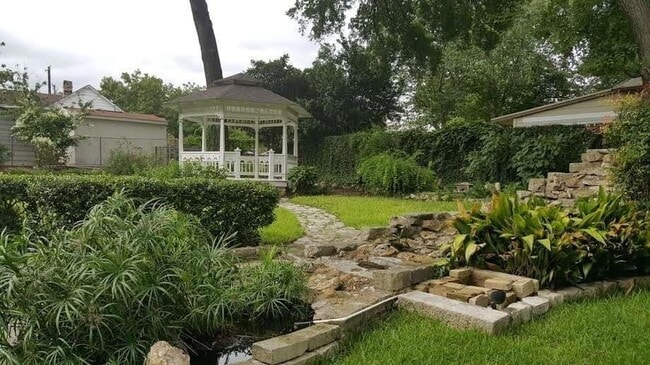 Building Photo - 316 1/2 E 7th Street Unit