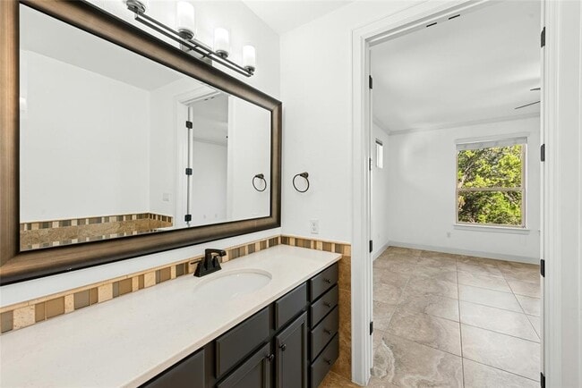 Building Photo - 404 Highland Village Dr