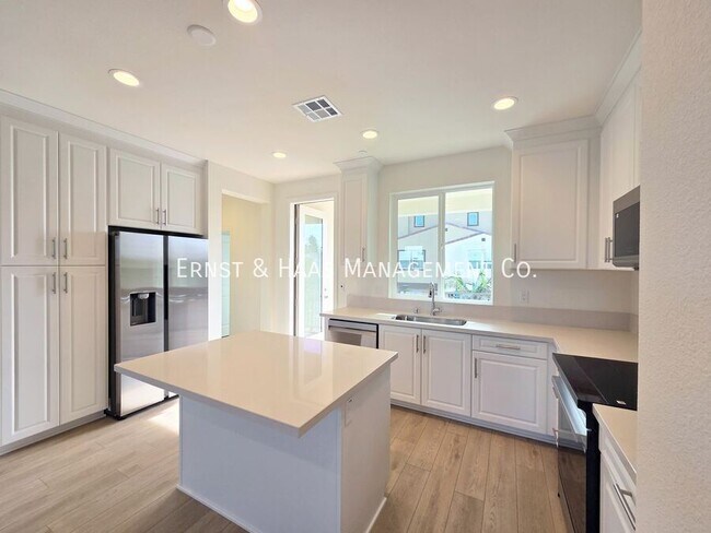 Building Photo - 2420 E Lincoln Ave