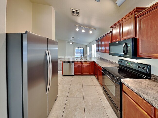 Building Photo - 2033 W Vineyard Plains Dr