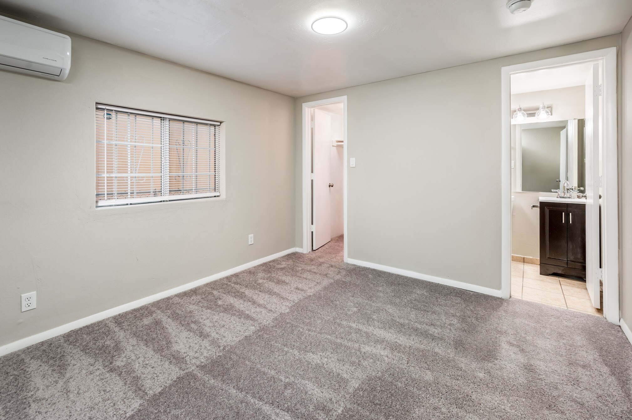 Building Photo - 1416 W Clarendon Ave